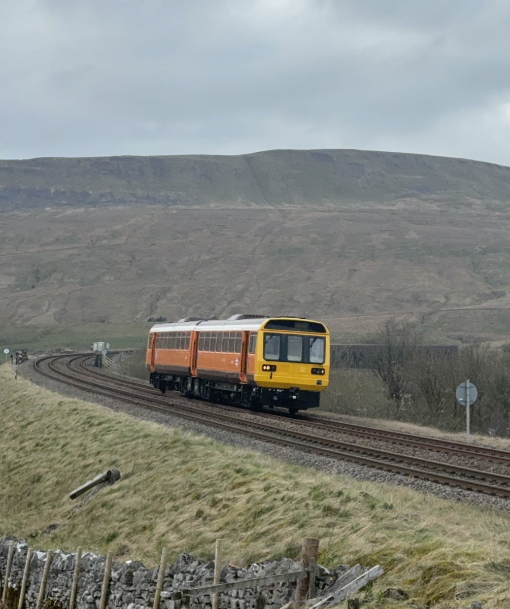 CharlesTheGuard's tweet photo. @Electra88007 @LocoServicesGrp @Guard_Amos It’s been the highlight of my week on the Settle and Carlisle line. https://t.co/aTHOrxYtRL