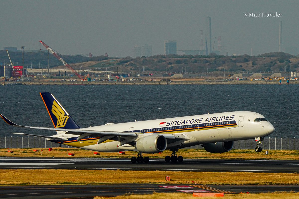 Traveler25889M's tweet image. #羽田空港 #HND #airlines 
#写真が好きな人と繋がりたい #sony　
March-30-2026 
Haneda Airport （Terminal-2）　
Singapore Airlines（9V-SHT）
Land on the runway-B　

SONY α7RⅣ
TAMRON 50-400mmF4.5-6.3 Di Ⅲ VC VXD
F11　1/800　M　ISO400　313ｍｍ
