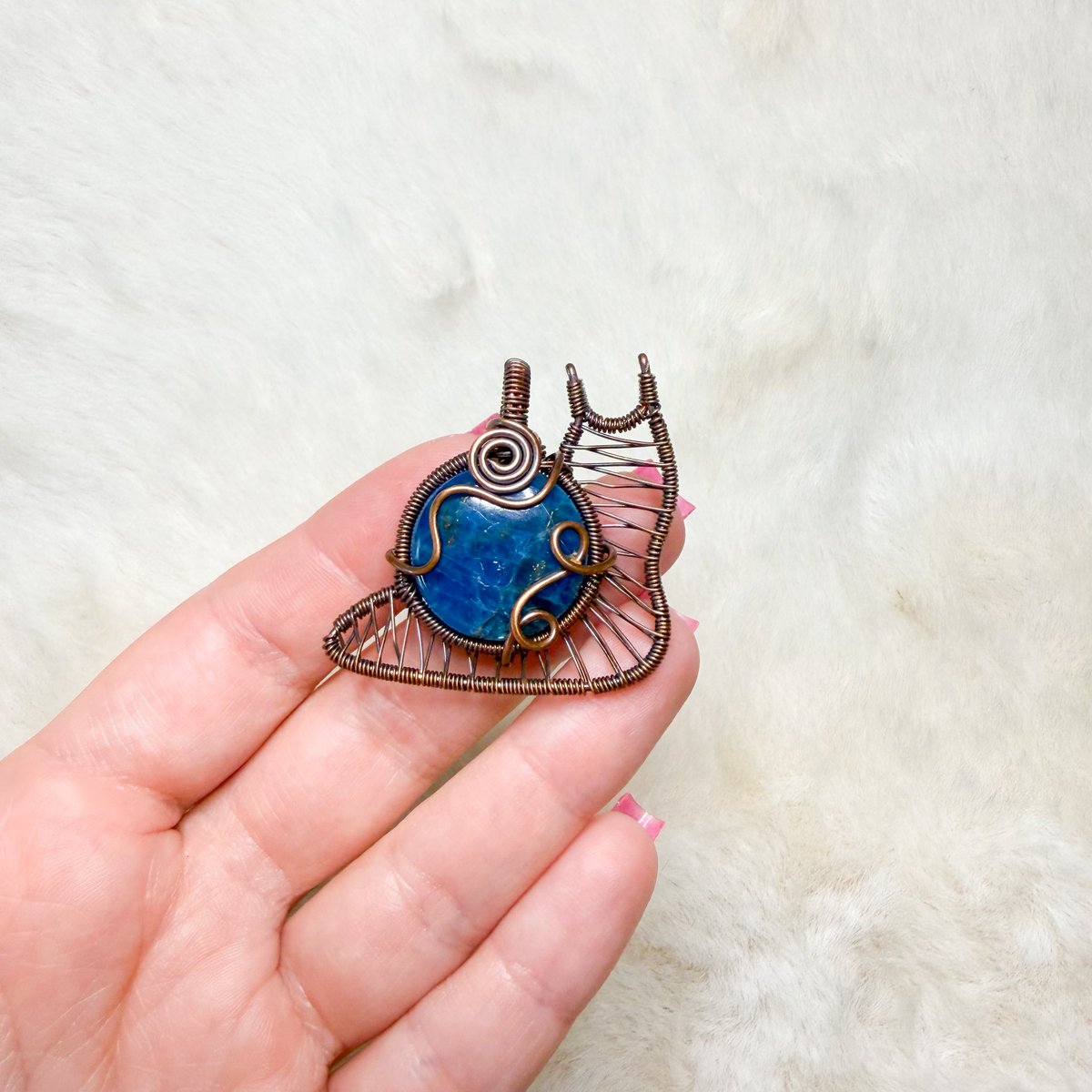 Apatite snail pendant on my shop tonight 8pm eastern time 🐌 

be ready by setting an alarm!! Things tend to sell fast &amp; I’ll be packing them up to ship immediately as they sell👀