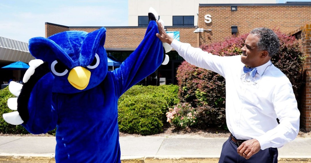 OCtechEdu's tweet photo. Happy National #HighFiveDay! 🙌 Share your favorite high five moment to keep the good vibes rolling!👏 #Otus #OwlsPOV #ILoveOCtech #OtusAndThePresident https://t.co/rL4BLKclRv