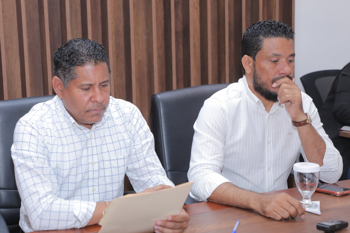 DiputadosRD's tweet photo. La Comisión Permanente de Energía, presidida por el diputado Oscar Morel (@oscarmorel2005), continúa con el estudio de la iniciativa del proyecto de resolución que solicita al presidente de la República instruir al Ministerio de Energía y Minas (@energiayminasrd), para que a través de la Empresa Distribuidora de Electricidad del Norte (Edenorte), disponga el alumbrado eléctrico de la carretera que conecta el municipio Gaspar Hernández con el distrito municipal Magnate, provincia Espaillat. Proponente: @Drashirleylf  #DiputadosRD