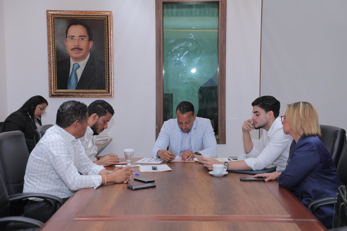 DiputadosRD's tweet photo. La Comisión Permanente de Energía, presidida por el diputado Oscar Morel (@oscarmorel2005), continúa con el estudio de la iniciativa del proyecto de resolución que solicita al presidente de la República instruir al Ministerio de Energía y Minas (@energiayminasrd), para que a través de la Empresa Distribuidora de Electricidad del Norte (Edenorte), disponga el alumbrado eléctrico de la carretera que conecta el municipio Gaspar Hernández con el distrito municipal Magnate, provincia Espaillat. Proponente: @Drashirleylf  #DiputadosRD