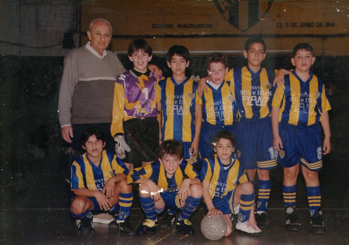 AtlantaRetro2's tweet photo. 📅Un día como hoy, hace 2⃣1⃣ años fallecía Juan Carlos "Cacho" Di Sanzi, fundador y conductor de la escuela de baby fútbol #Atlanta. 

✅La escuelita de Cacho empezó en 1989 en el gimnasio bajo platea que hoy lleva su nombre. Fue la 1ra actividad que tuvo el club tras la quiebra. https://t.co/nclLHNXR3p