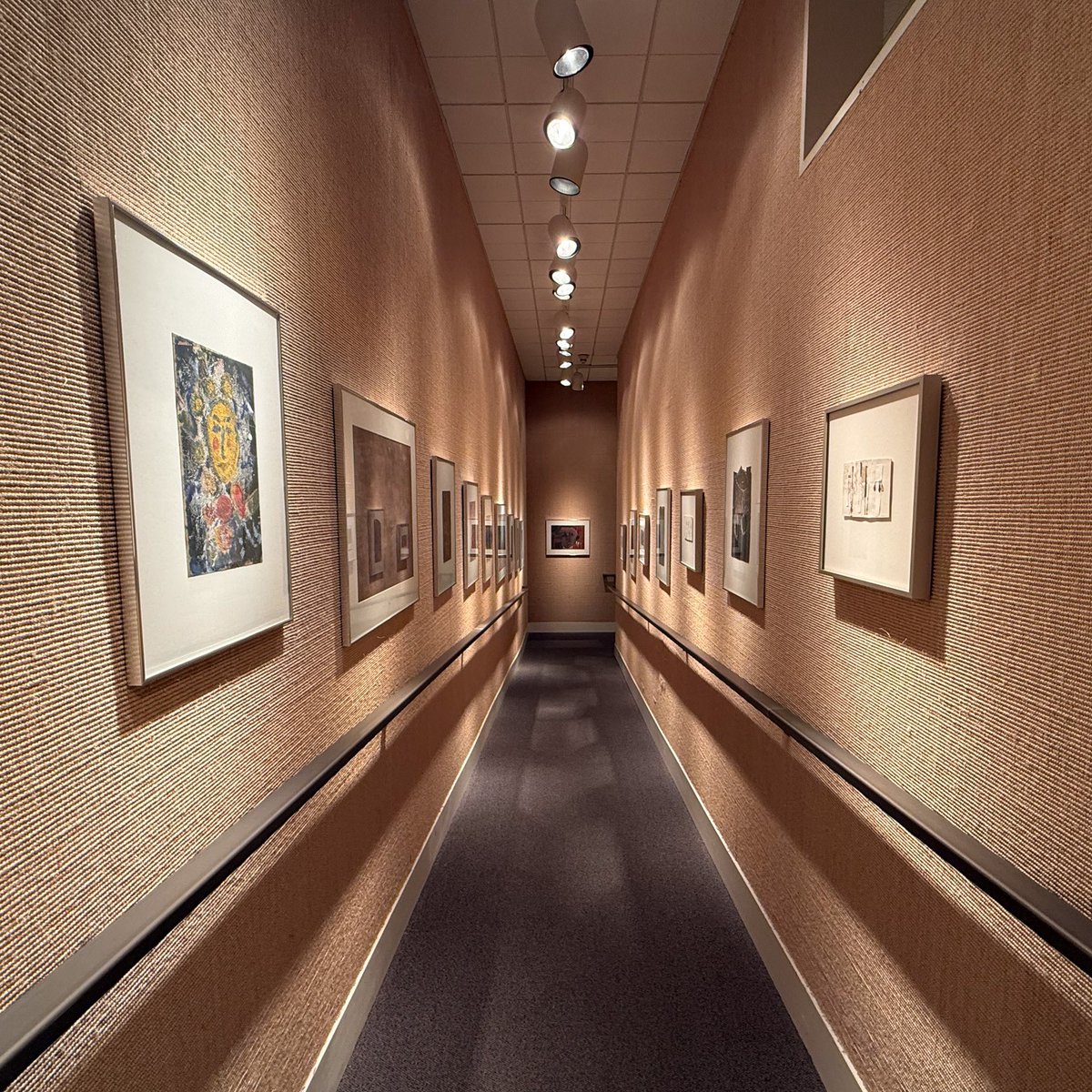 KentuckyTourism's tweet photo. 👋 Day 2 of the @VisitOwensboro takeover!

Discover powerful stories at the Owensboro Museum of Fine Art 🎨 Featuring regional &amp; global works, stunning stained glass towers, a historic home display, kids’ art space &amp; the immersive Kaleidoscope Kave.

👉 https://t.co/JabsReEJlH https://t.co/cTY5FNStV3