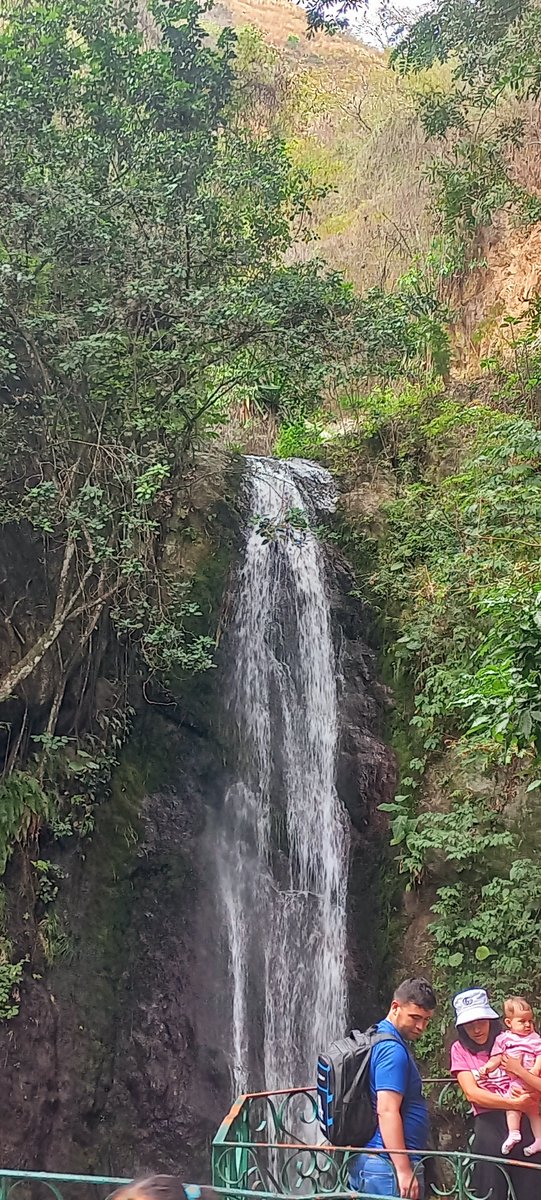 yolucecita's tweet photo. Wueeenas mis Xseros. Mi #TBT paseando y apreciando el Arte. Con cascada incluida. Día de rela. Día antiestress. Día cool. Vida y Salud ✌🏼😎
#TBT #TBThursday #EchandoPapelYLapiz #RecordandoAndo #PaseandoAndo 
#UnDiaSoleado #ElArte 
😊🥰☺️😛 https://t.co/4LdYTuHtYt