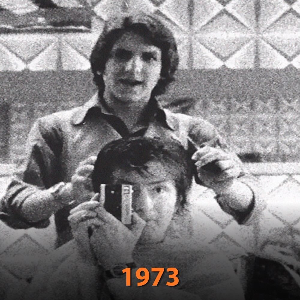ChelitoVlogs's tweet photo. Un cliente fiel y su barbero a lo largo de 40 años, registrados en fotos. https://t.co/RYya6M4bkI