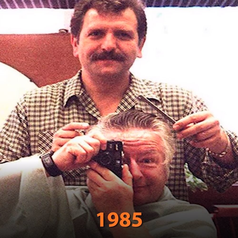 ChelitoVlogs's tweet photo. Un cliente fiel y su barbero a lo largo de 40 años, registrados en fotos. https://t.co/RYya6M4bkI