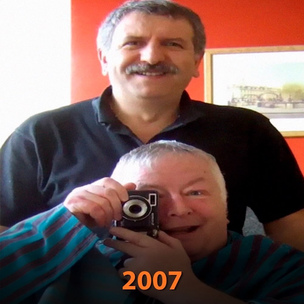 ChelitoVlogs's tweet photo. Un cliente fiel y su barbero a lo largo de 40 años, registrados en fotos. https://t.co/RYya6M4bkI