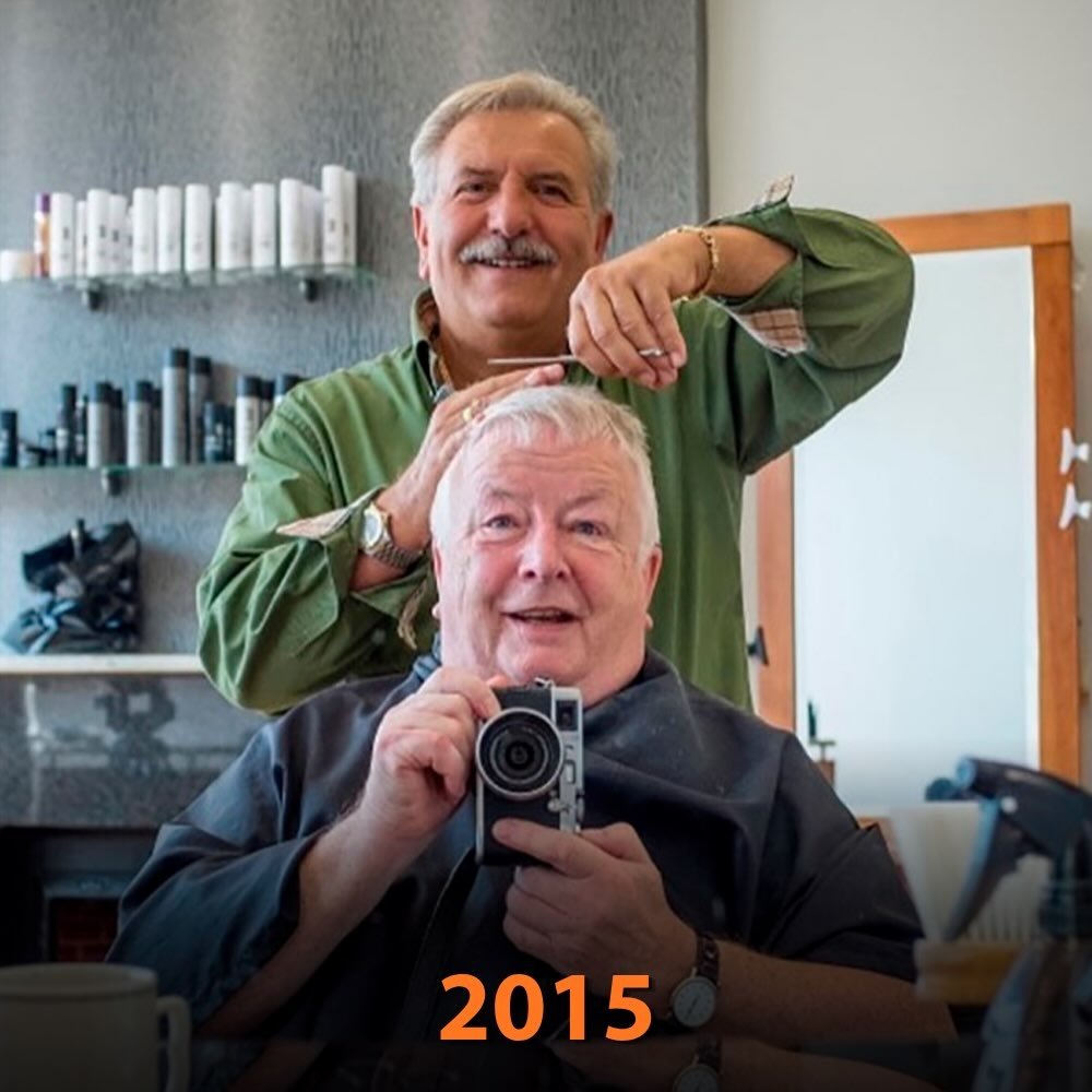 ChelitoVlogs's tweet photo. Un cliente fiel y su barbero a lo largo de 40 años, registrados en fotos. https://t.co/RYya6M4bkI