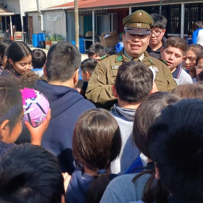 Carab_Maule's tweet image. Los estudiantes del Colegio #SantaBárbara y #MargotLoyola, fueron visitados por nuestros @CarabMicc de la 1ª.Comisaria de #LINARES; para ser instruidos sobre prevención de la violencia escolar.
Fomentamos día a día la Seguridad 💚👮👭🏫🎒.