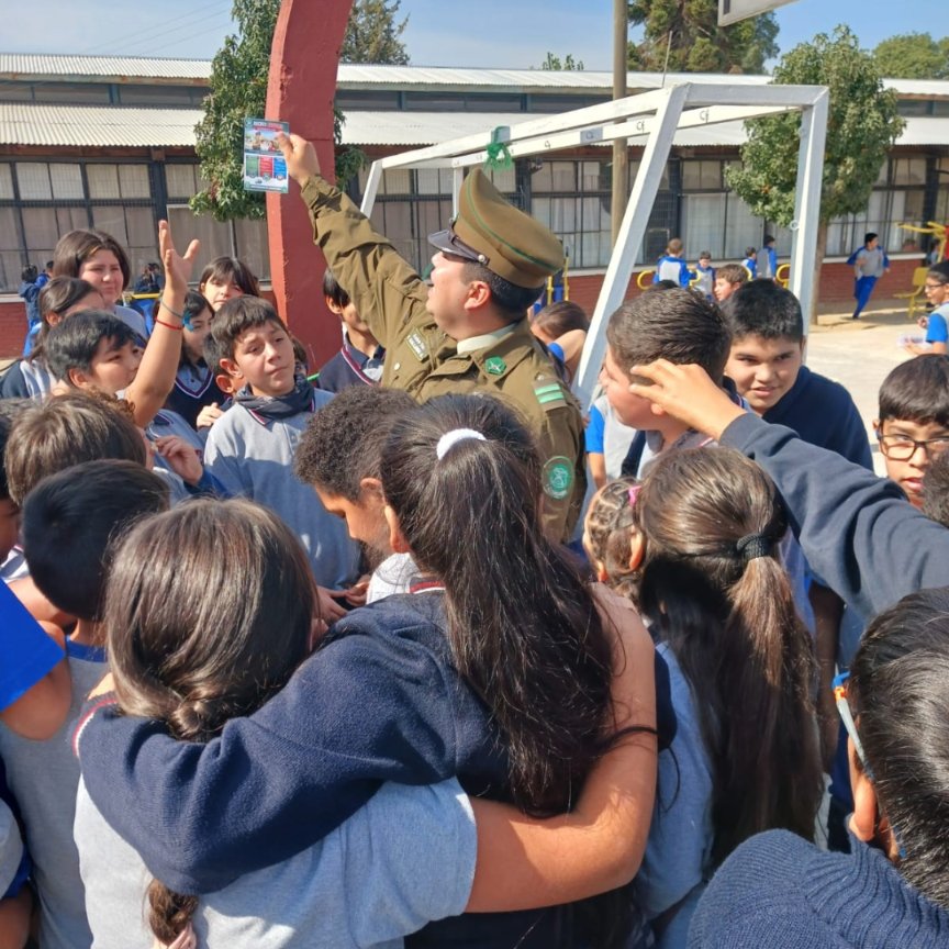 Carab_Maule's tweet image. Los estudiantes del Colegio #SantaBárbara y #MargotLoyola, fueron visitados por nuestros @CarabMicc de la 1ª.Comisaria de #LINARES; para ser instruidos sobre prevención de la violencia escolar.
Fomentamos día a día la Seguridad 💚👮👭🏫🎒.