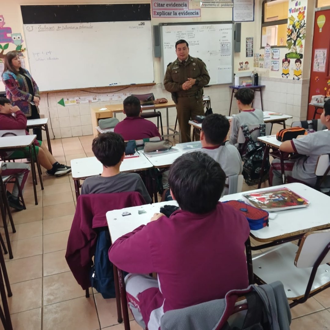 Carab_Maule's tweet image. Los estudiantes del Colegio #SantaBárbara y #MargotLoyola, fueron visitados por nuestros @CarabMicc de la 1ª.Comisaria de #LINARES; para ser instruidos sobre prevención de la violencia escolar.
Fomentamos día a día la Seguridad 💚👮👭🏫🎒.