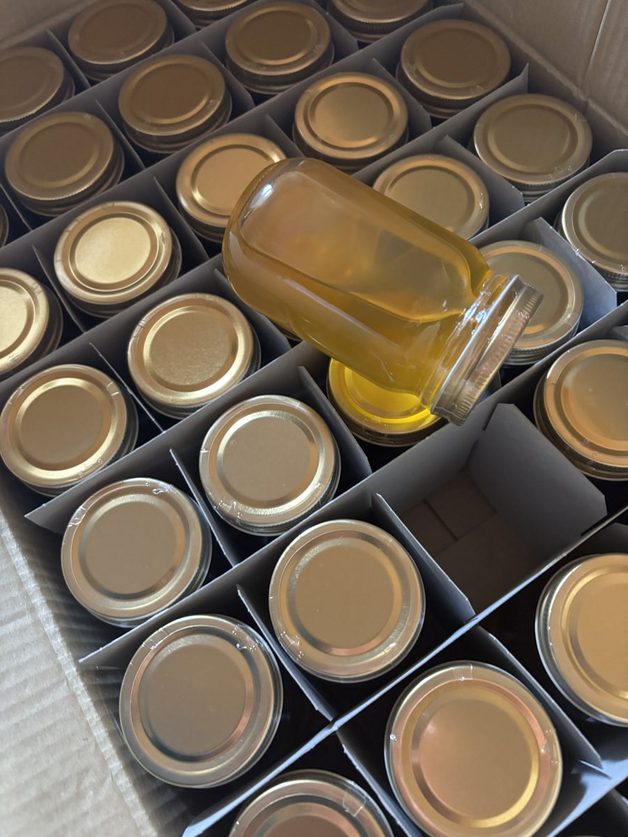 おはようございます🍯🐝🥰
島根県浜田市の今朝は、くもり

瓶詰めをした蜂蜜🍯
今日は、ラベル貼り作業です
始めたころは、時間がかかっていましたが最近は慣れてきて早くなってます
小さなはちみつ屋！全て手作業です(*´꒳`*)

#企業公式が毎朝地元の天気を言い合う