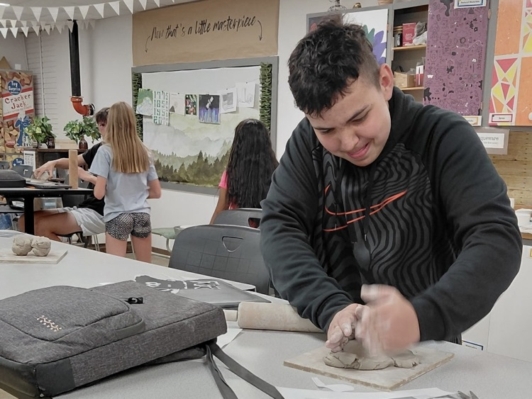 PCS_Pride's tweet image. Leave it to Ms. Tate (substitute teacher for Mr. Stephenson while he's coaching at a track meet) to introduce a little mentorship in Art.  The Art 4 students are introducing clay projects to the Art 1 class.  #plainsmenpride  #SupportTheArts