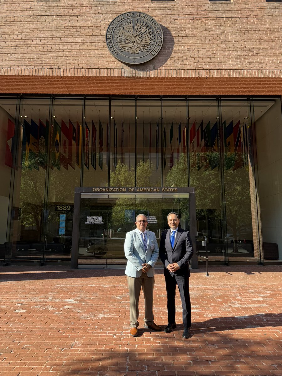 OEA_GestionPub's tweet photo. Hoy recibimos en sede de la OEA en Washington DC al representante de la Presidencia de la Red Interamericana de Gobierno Digital @redgealc, Director de Transformación Digital de @OGTICRDO de República Dominicana, para dialogar de los avances en la región e iniciativas país🇩🇴 https://t.co/pUaKPSVP5x