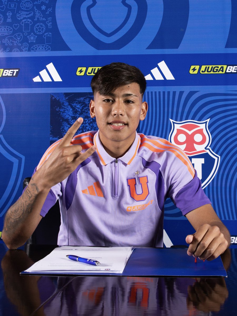 udechile's tweet photo. ¡Felicidades, azules! 
Diego Vargas, Elías Rojas y Matías Riquelme sellaron su vínculo con el Romántico Viajero al firmar su primer contrato profesional 🔵🔴

Mucho éxito defendiendo la camiseta más linda del mundo 🤘🏼 https://t.co/qOlPjMRVUp