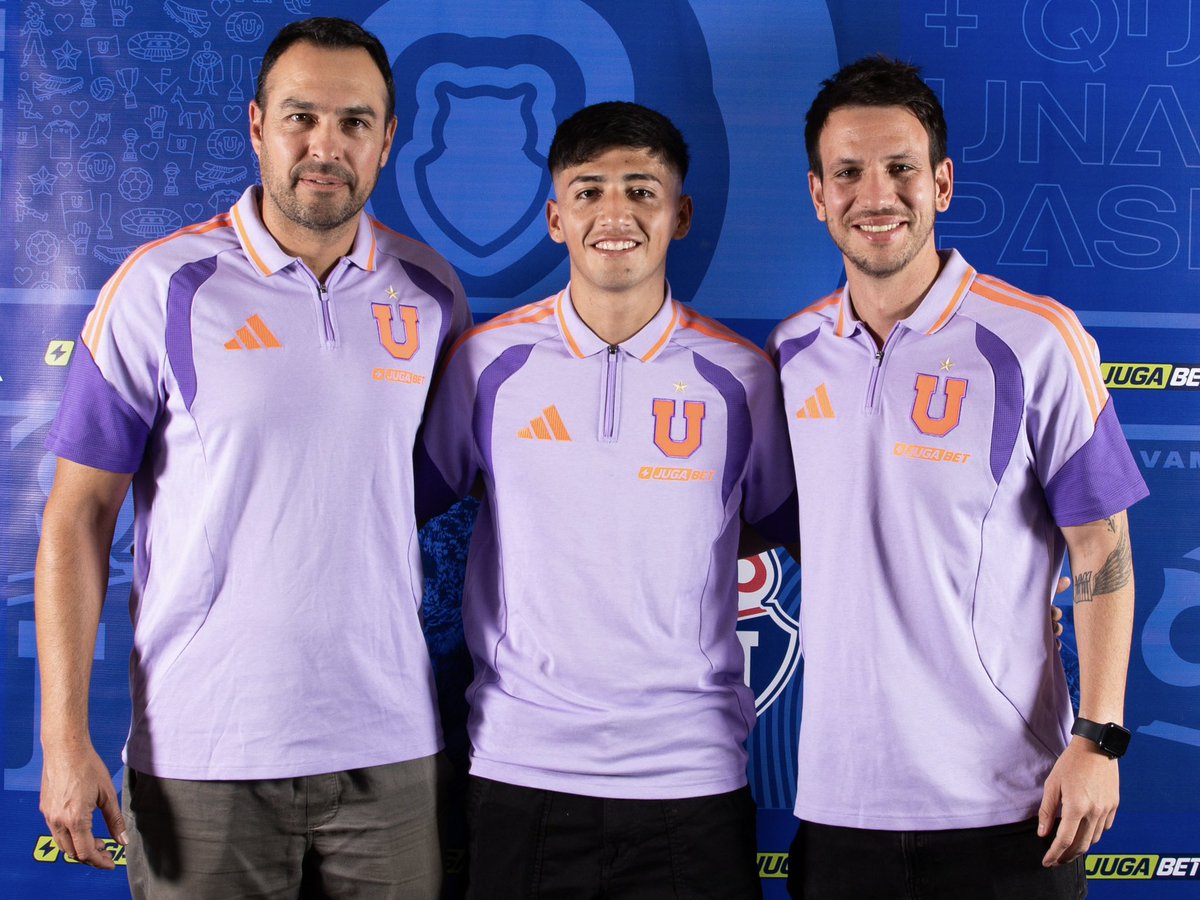 udechile's tweet photo. ¡Felicidades, azules! 
Diego Vargas, Elías Rojas y Matías Riquelme sellaron su vínculo con el Romántico Viajero al firmar su primer contrato profesional 🔵🔴

Mucho éxito defendiendo la camiseta más linda del mundo 🤘🏼 https://t.co/qOlPjMRVUp