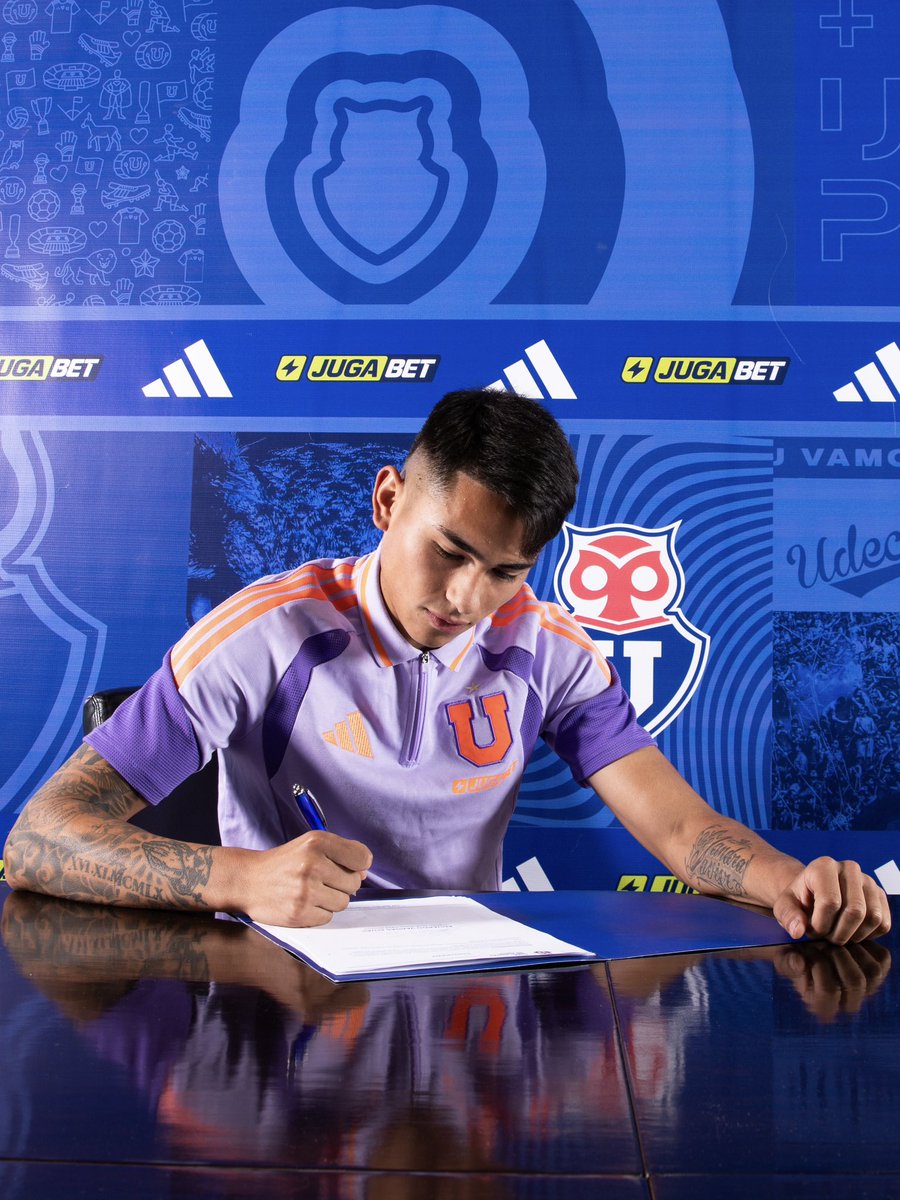 udechile's tweet photo. ¡Felicidades, azules! 
Diego Vargas, Elías Rojas y Matías Riquelme sellaron su vínculo con el Romántico Viajero al firmar su primer contrato profesional 🔵🔴

Mucho éxito defendiendo la camiseta más linda del mundo 🤘🏼 https://t.co/qOlPjMRVUp