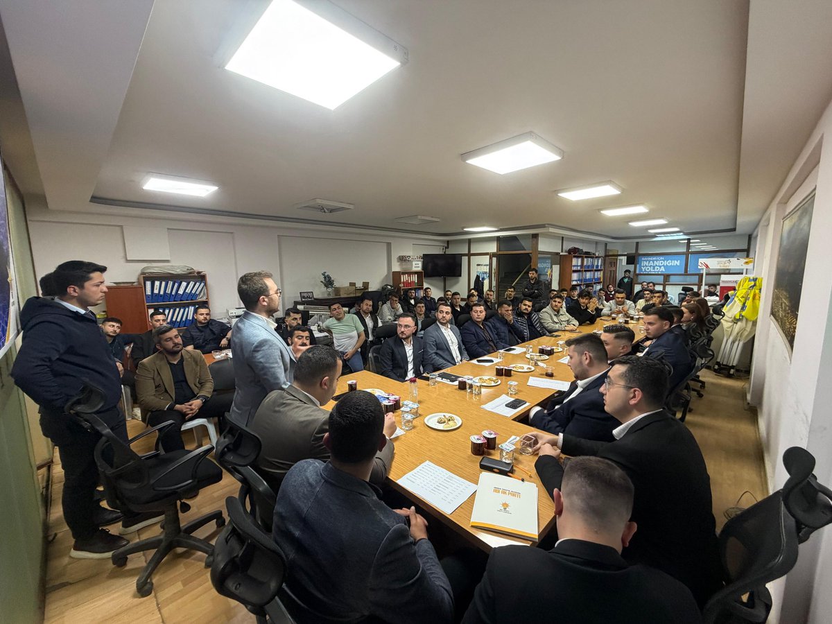 akgenclikizmir's tweet photo. MKYK Üyemiz Sn. Samed Seddar Tercan ile İl Gençlik Kolları Başkanımız Sn. Mehmet Emin İçelli’nin katılımlarıyla, İlçe Teşkilatları Bölge Birim Toplantıları kapsamında Bayındır ilçemizde; ilçe başkanlarımız ve birimlerimizle toplantımızı icra ettik.

Festivalimize yönelik hazırlıklar üzerine çalışmalarımızı değerlendirdik. Toplantımızın hayırlara vesile olmasını temenni ediyoruz.
