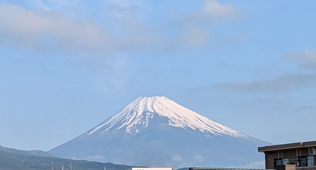 おはようございます🤗
2026.4.17の富士山🗻です👍
最近朝は鳥🐦‍⬛の鳴き声が心地良いです🎶ヒノキの花粉ヤバい😣鼻がムズムズ昨日は頭痛もあった😫起きた時から鼻が重い😭天気良いのになんかやる気出ません😣今日はぼちぼちやります😅パワーもらってファイティン💪💪💪
#富士山
