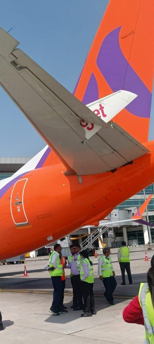 Enel_Aire's tweet image. #Entérate Un #Boeing737 de #SpiceJet colisionó con una aeronave estacionada de #AkasaAir en el Aeropuerto Internacional Indira Gandhi.

El incidente ocurrió mientras el avión de SpiceJet ingresaba a posición tras arribar desde Leh. Como resultado, ambas aeronaves presentaron