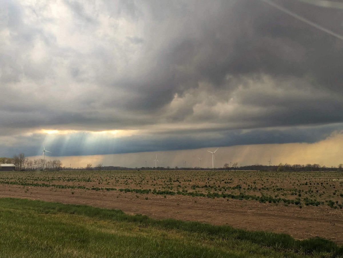 #ONStorm #ONwx Check out the beautiful structure on this storm tracking through the Chatham area this evening! 😍

Watching some isolated storms in Deep Southwestern Ontario, but they’re expected to be more bark than bite today staying on the non-severe side.

Photo courtesy of