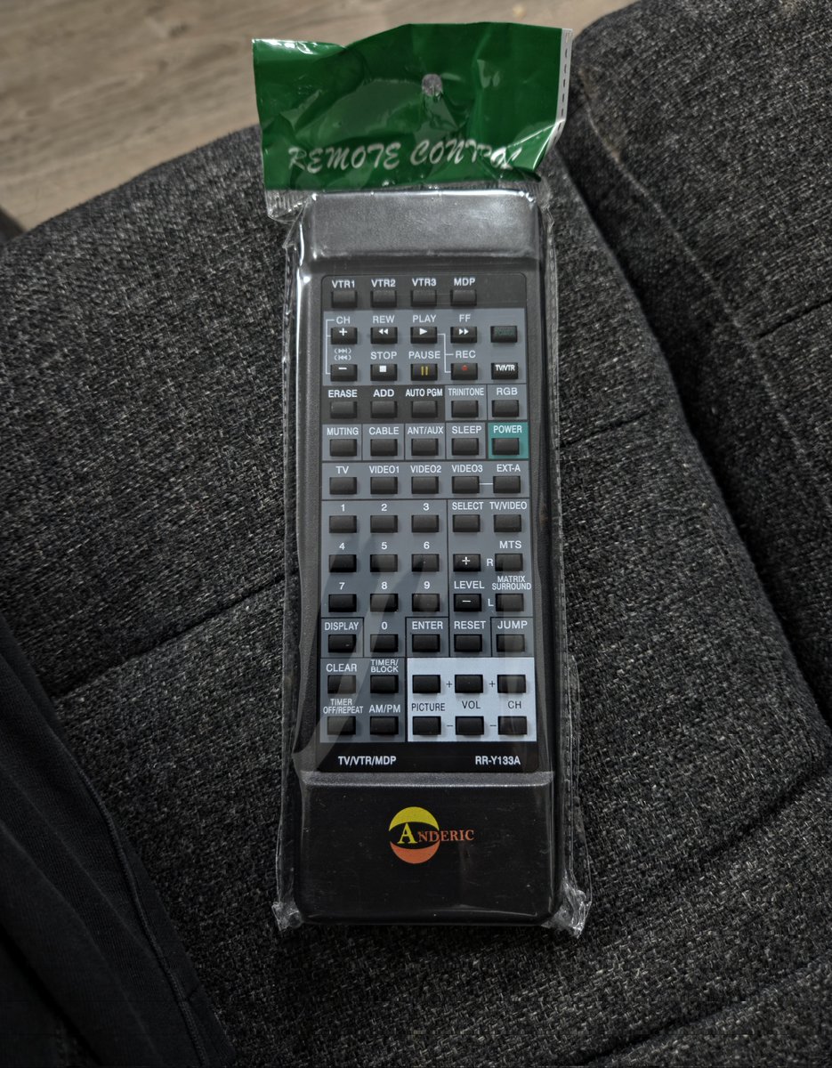 XRPee1983's tweet image. Thank the good God Almighty! 

She works, I couldn't be happier. I only paid $18 bucks, the shipping was more than what the remote cost. 

Thank you USA 🇺🇸 😅

#sony #crt #tv #Trinitron