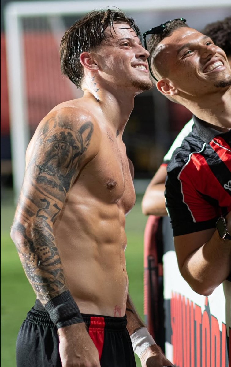 futsemfiltro10's tweet photo. RT @Futebolavesso: Mano, que  doidera é essa de jogador de futebol com piercing no umbigo? https://t.co/FS24I8IOSU