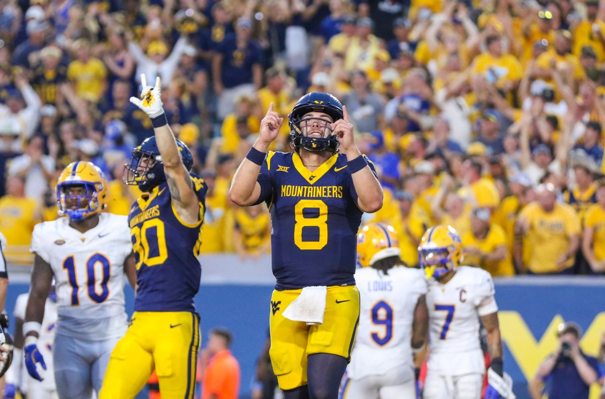 CollegeFBonX's tweet photo. The Backyard brawl was a classic this past season with West Virginia winning 31-24 in OT. Pitt led 24-14 in the 4th but thanks to a touchdown with 11 seconds left the Mountaineers sent the game into OT where they won it by a touchdown! https://t.co/LwTvRRdsgA