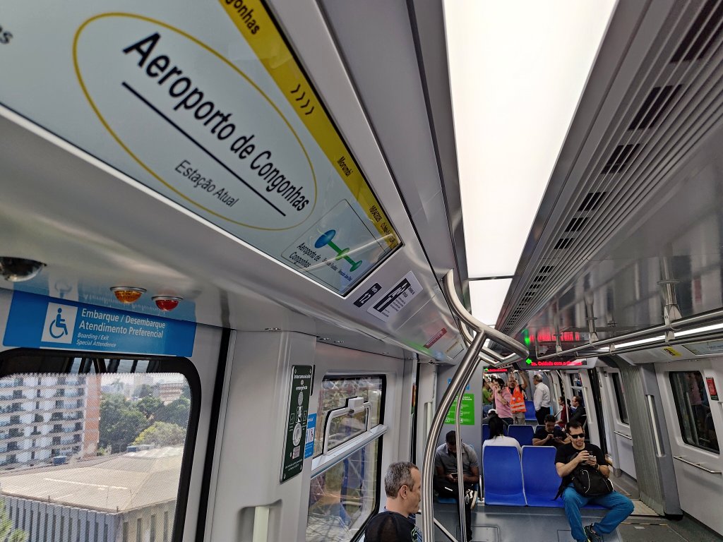 tsukasahirano's tweet photo. コンゴーニャス空港に接続するサンパウロMetrô 17号線が先月末に暫定開業。2014年 #ブラジル W杯の完成予定が、W杯3回分遅れた。日本人もよく使うパライゾ駅から、乗換え2回＋空港駅からの地下通路を経ての空港ビルまで、所要約45分。現在は月〜金曜の10-15時のみ、17-20分間隔の運行。車両はBYD社製。 https://t.co/jmOEdzPfsj