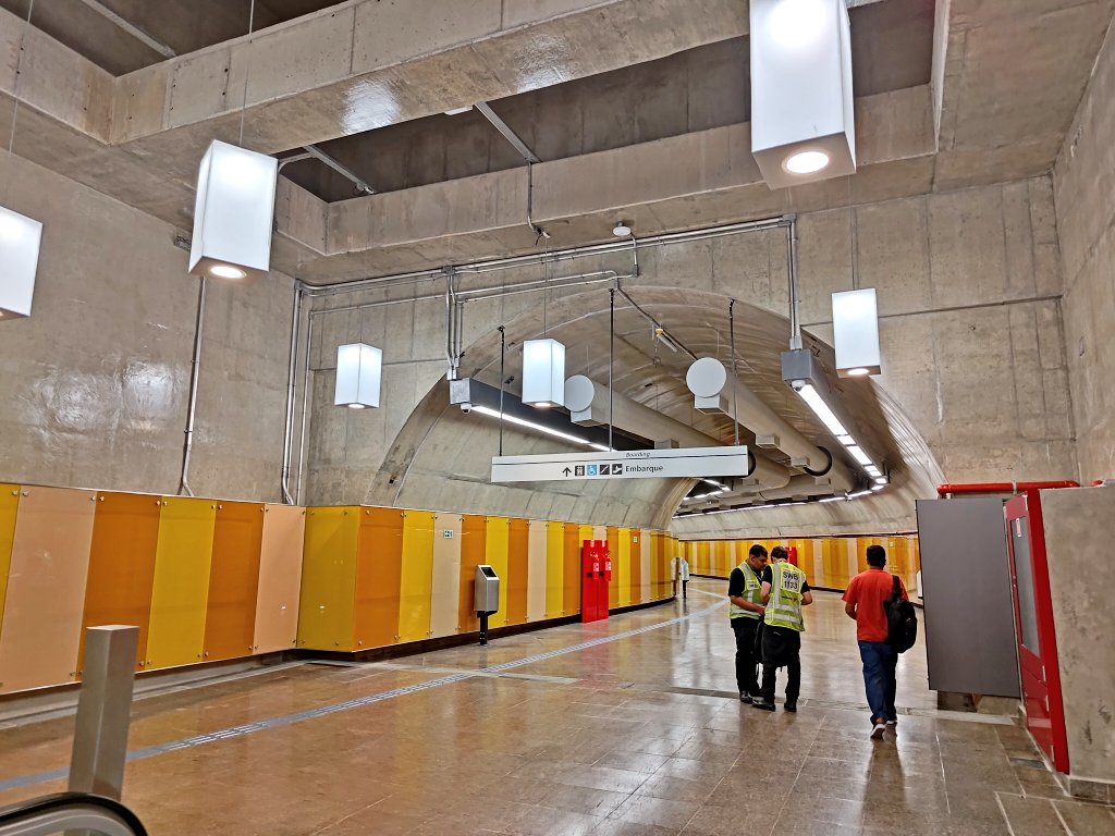 tsukasahirano's tweet photo. コンゴーニャス空港に接続するサンパウロMetrô 17号線が先月末に暫定開業。2014年 #ブラジル W杯の完成予定が、W杯3回分遅れた。日本人もよく使うパライゾ駅から、乗換え2回＋空港駅からの地下通路を経ての空港ビルまで、所要約45分。現在は月〜金曜の10-15時のみ、17-20分間隔の運行。車両はBYD社製。 https://t.co/jmOEdzPfsj