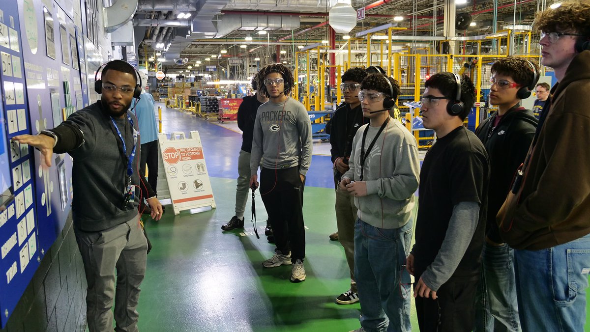 CarrierAtHome's tweet photo. Students from Area 31 Career Center joined us at our Indianapolis Gas Furnace Center of Excellence for a behind-the-scenes look at manufacturing, engineering labs, and the systems that power our work every day. We’re proud to support students exploring the trades. https://t.co/mrHhdE3XVU