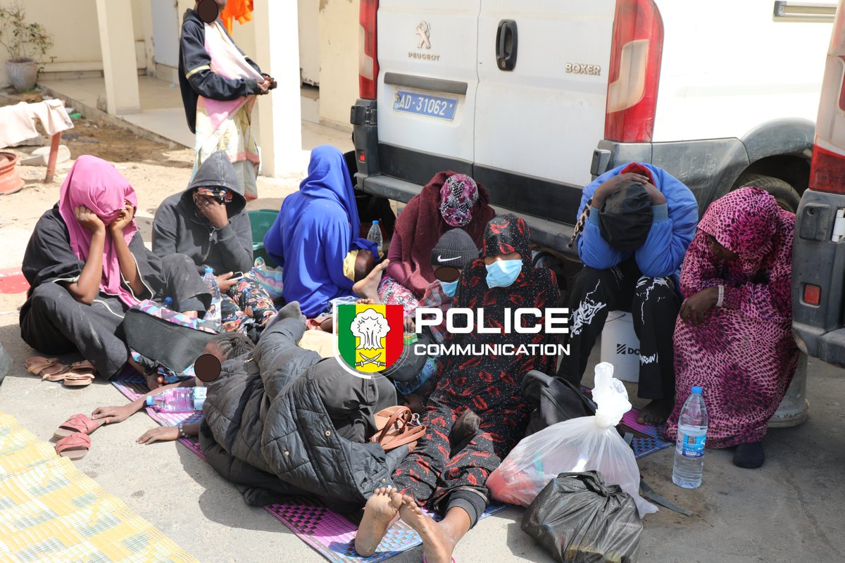 PoliceNationSN's tweet image. La DNLT/DPAF a intercepté une pirogue avec 132 migrants irréguliers partis de Barra (Gambie). Parmi eux, 70 Sénégalais, 49 Gambiens et 14 Guinéens. La lutte contre le trafic de migrants demeure une priorité de la @PoliceSenegal. Les enquêtes se poursuivent.
#Migration #Proteger