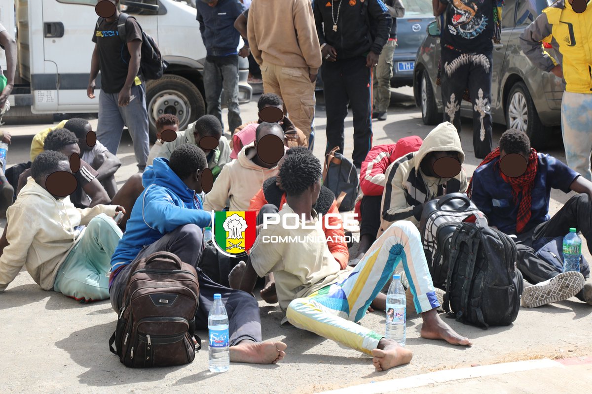 PoliceNationSN's tweet image. La DNLT/DPAF a intercepté une pirogue avec 132 migrants irréguliers partis de Barra (Gambie). Parmi eux, 70 Sénégalais, 49 Gambiens et 14 Guinéens. La lutte contre le trafic de migrants demeure une priorité de la @PoliceSenegal. Les enquêtes se poursuivent.
#Migration #Proteger
