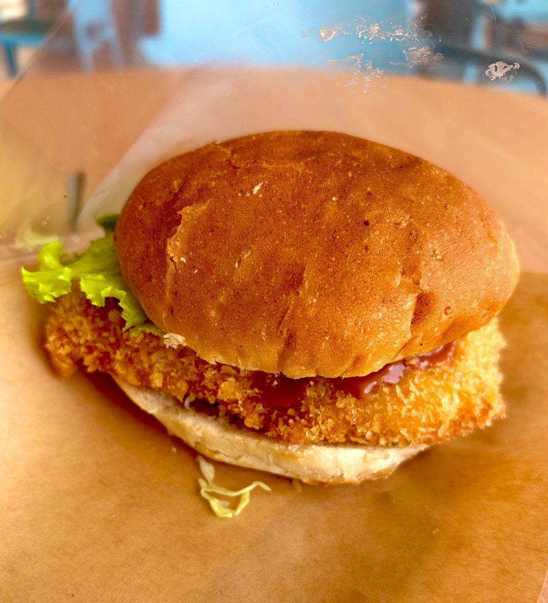 軽米町宇漢米館の中にあるIMARU cafeのチキンバーガーまじ絶品すぎるから食べて欲しい🐔大きいのに450円だよ🐔地元鶏肉だよ🐔うますぎるよ🐔毎日食べたい🐔