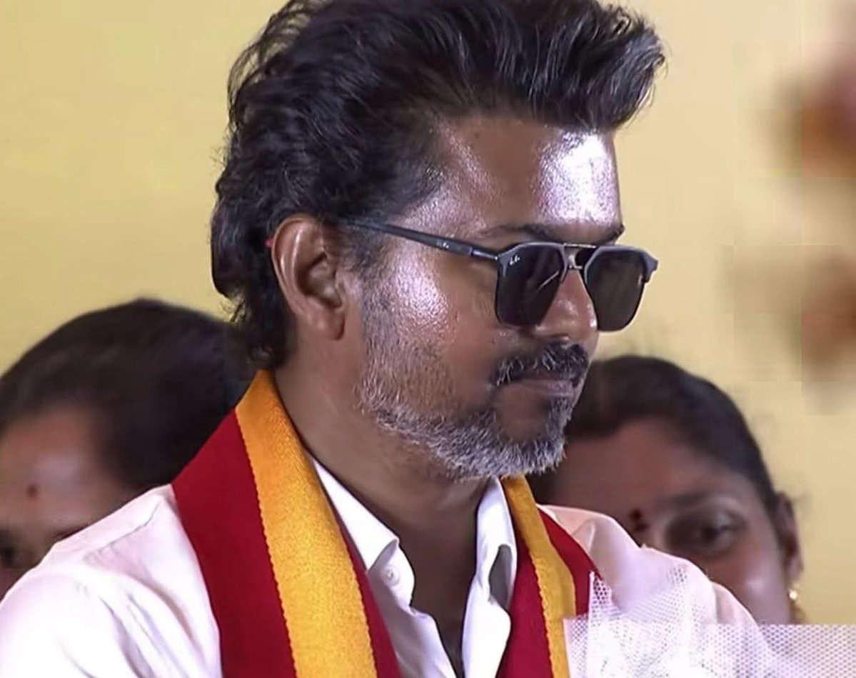 WeDravidians's tweet image. The cinematic shine seems to be fading from Vijay’s face.

Not a good sign—especially when even his women fans might start losing interest.

Take care, Vijay sir.

சுவர் இருந்தால்தான்....

#Vijay #Kollywood #Cinema #TamilCinema #ThalapathyVijay #FanBase #FilmIndustry