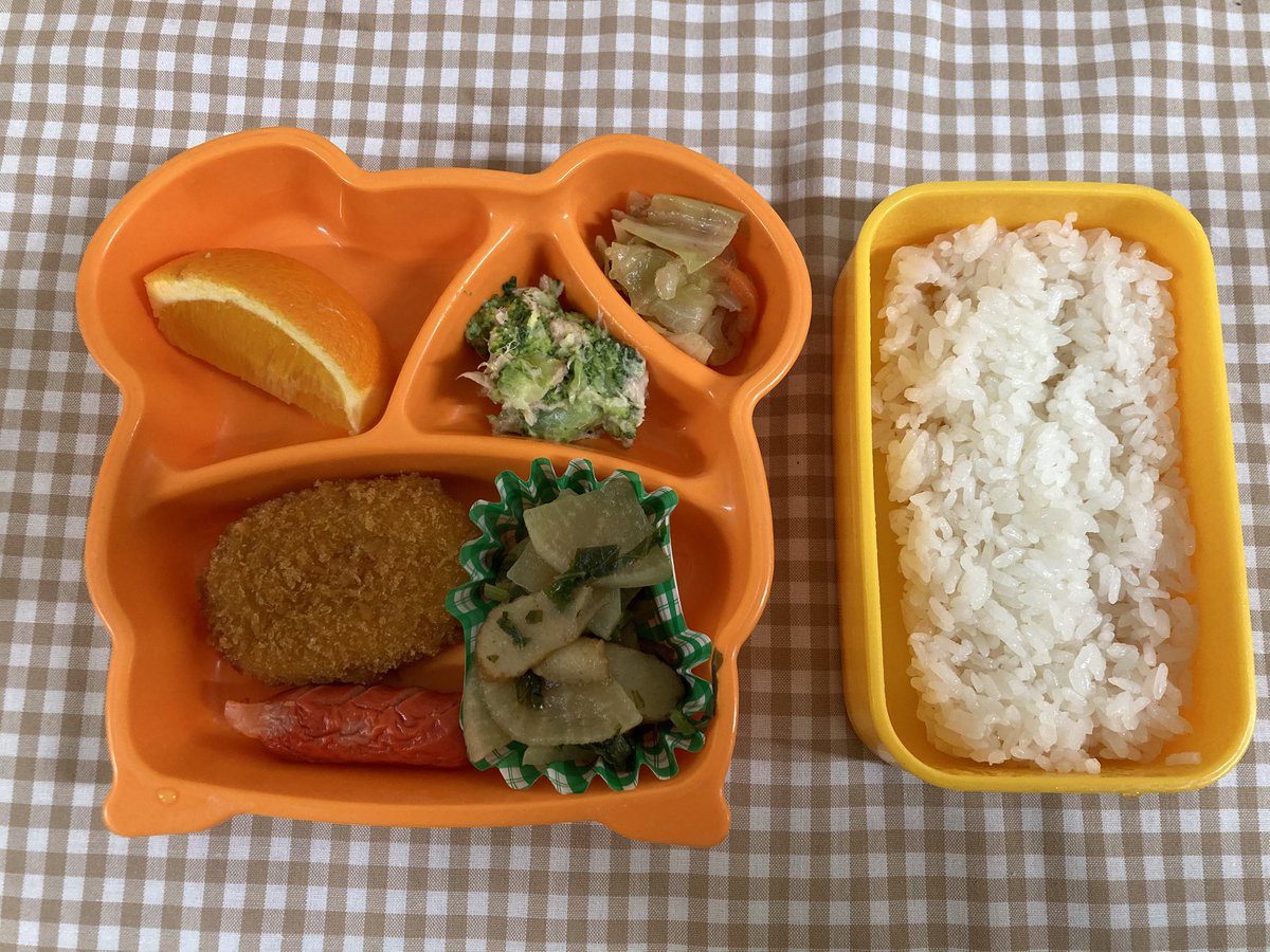 今日の弁当給食（４月１６日）
たけのこコロッケ
さつま揚げと大根の炒め煮
ウインナー
ブロッコリーのツナマヨ和え
キャベツのおかかバターソテー
オレンジ