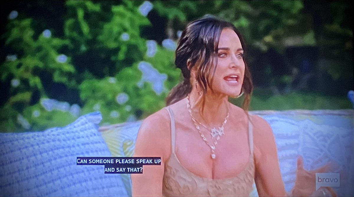 Kyle commanding her soldiers. 😈

She's been working very hard to manipulate the entire group and still was met with silence. 😂

#RHOBH