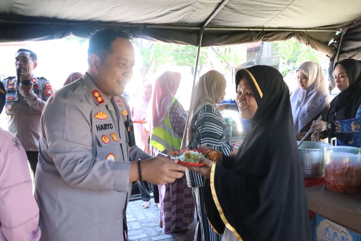 PJeneponto8586's tweet photo. Makan Siang Gratis untuk Semua, Polres Jeneponto Gelar "Kamis Manis" https://t.co/eruTPkqtjG