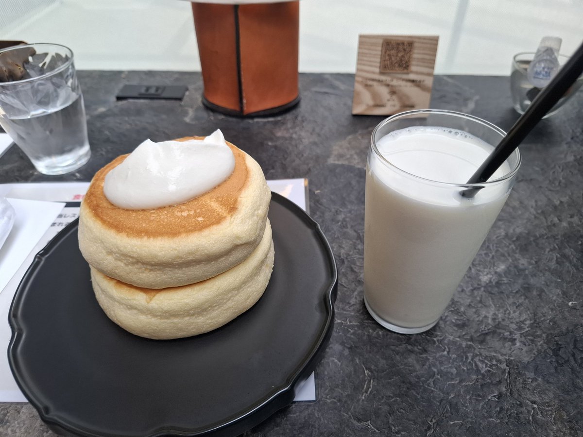 okabe1982's tweet photo. 椿サロンではプレミアムパンケーキと北海道ミルクのアイスを頼みました(*^^*) https://t.co/ZmGMMo6qh9