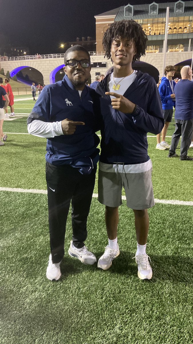 TheAzhoreeEut's tweet photo. Had a great time at @SamfordFootball watching the defense get the dub tonight‼️.
Also got to chop it up with my guy @CoachALarkins , can’t wait to be back on campus‼️ #godogs 
@SamfordFootball @Coach_Grass @HallTechSports1 @samspiegs 
@PrepRedzoneAL https://t.co/X461nythGT
