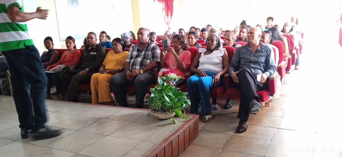 PalmaRiveri's tweet photo. En #SongoLaMaya, cuadros y trabajadores homenajearon el 65 aniversario de #Girón. Distinguieron a dos militantes, visitaron el cementerio Santa Eloisa y compartieron con fundadores del Partido. Un acto cultural reafirmó la unidad y fidelidad al socialismo. 🇨🇺✊ https://t.co/4x02vaS5rb