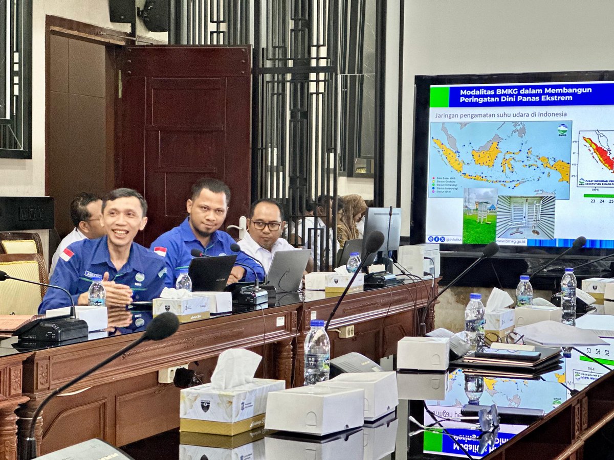 MuchHarris's tweet photo. Strong engagement in Surabaya from @infoBMKG (national &amp; local), city governt, &amp; @palangmerah. Active collaboration, clear ownership, and shared ambition to scale Heat Impact research beyond current scope. A solid foundation for impactful, long-term partnership. @ifrc #urbanheat https://t.co/m3s4RxTkwJ