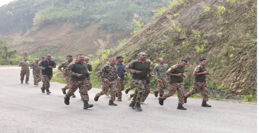 digopsimp's tweet image. #CRPF, 
रेंज इम्फाल के अधीन तैनात यूनिटों के जवानो ने शारीरिक गतिविधियों में सक्रिय भाग लिया, एरिया की साफ-सफाई, शारीरिक फिटनेस और योग को बढ़ावा दिया तथा जवानों व अधिकारियों ने मिलकर आपसी परिचालनीक तालमेल को बढ़ाया। जिससे बल की उपलब्धि बढ़ाई जा सके।
@crpfindia
@mnp_2018