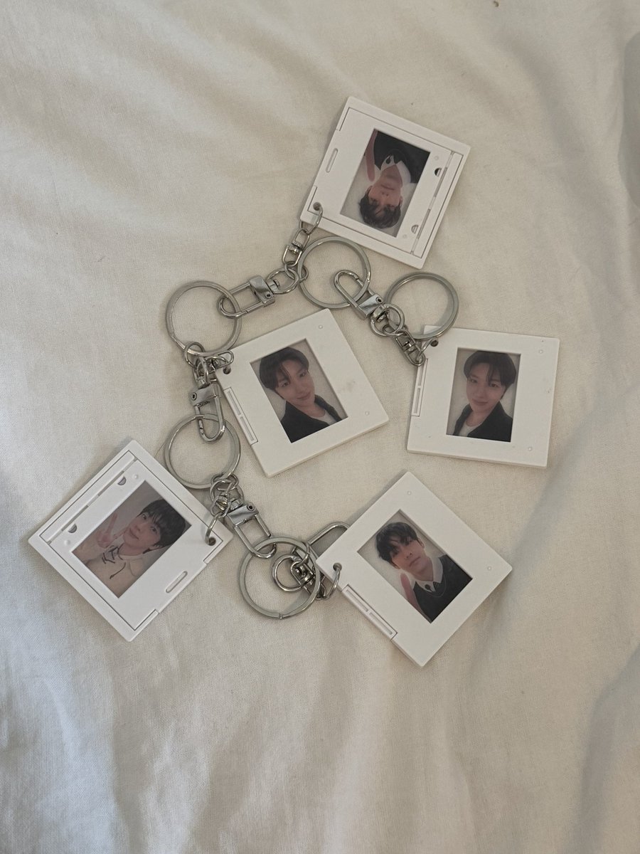 _kim___chi_'s tweet photo. WTT Arirang Album Keychains ☺️☝���

Want: RM, Suga
Have: V, J Hope, Jin

Let me knoww if you are open for trade ✨
Indonesia based only 💜  #BTS_ARIRANG https://t.co/OhTqG53emj