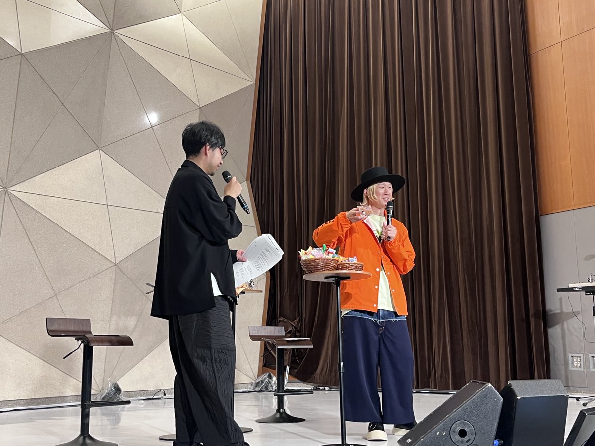 negaoshi2's tweet photo. 『利きうまい棒』は失敗…🙅‍♂️

だけど懐かしの駄菓子に包まれて
嬉しそうな2人でした😇

これ意外と難しいので
みなさんもチャレンジしてみてください！

#吉田山田 #ネガティブ押し出せ https://t.co/GdmS3tkVWg
