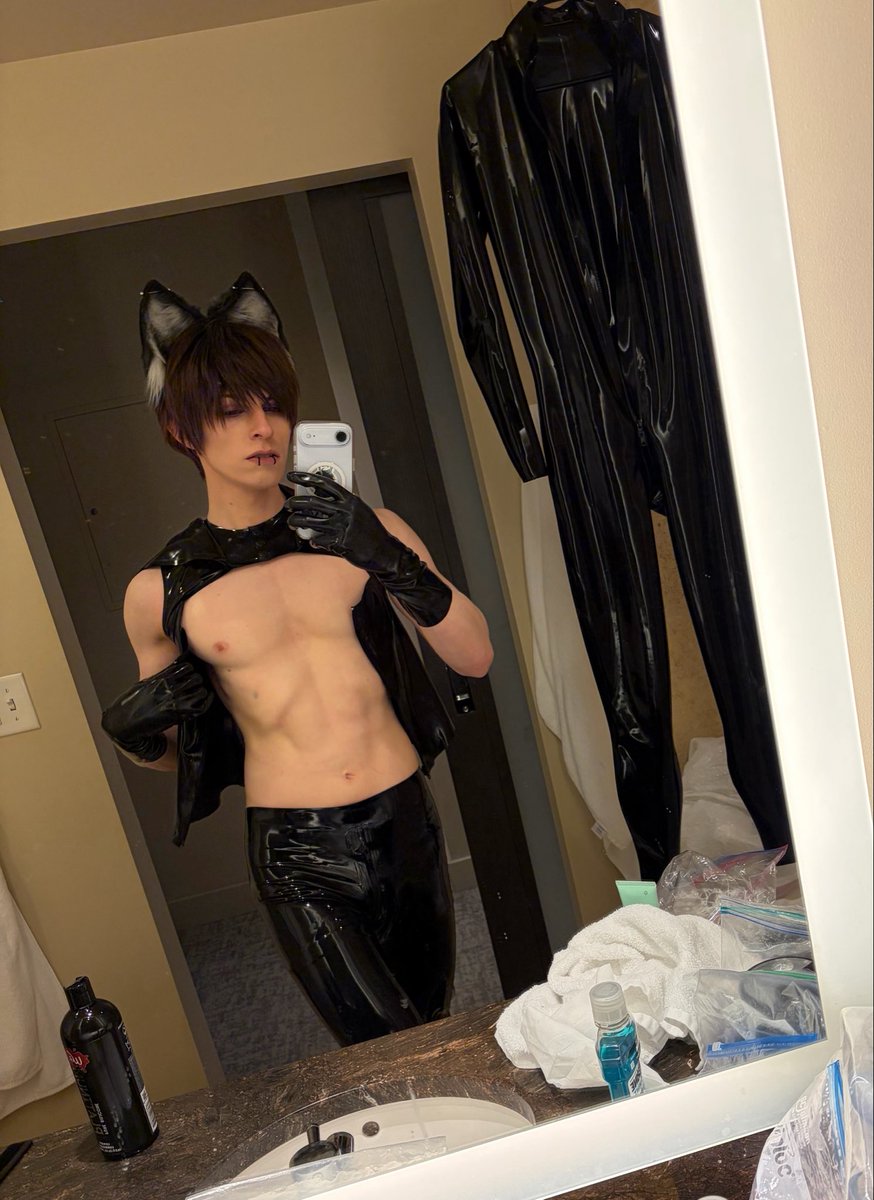 Violet_Okami's tweet photo. He’s unzipped. https://t.co/9qTjuH0PDR