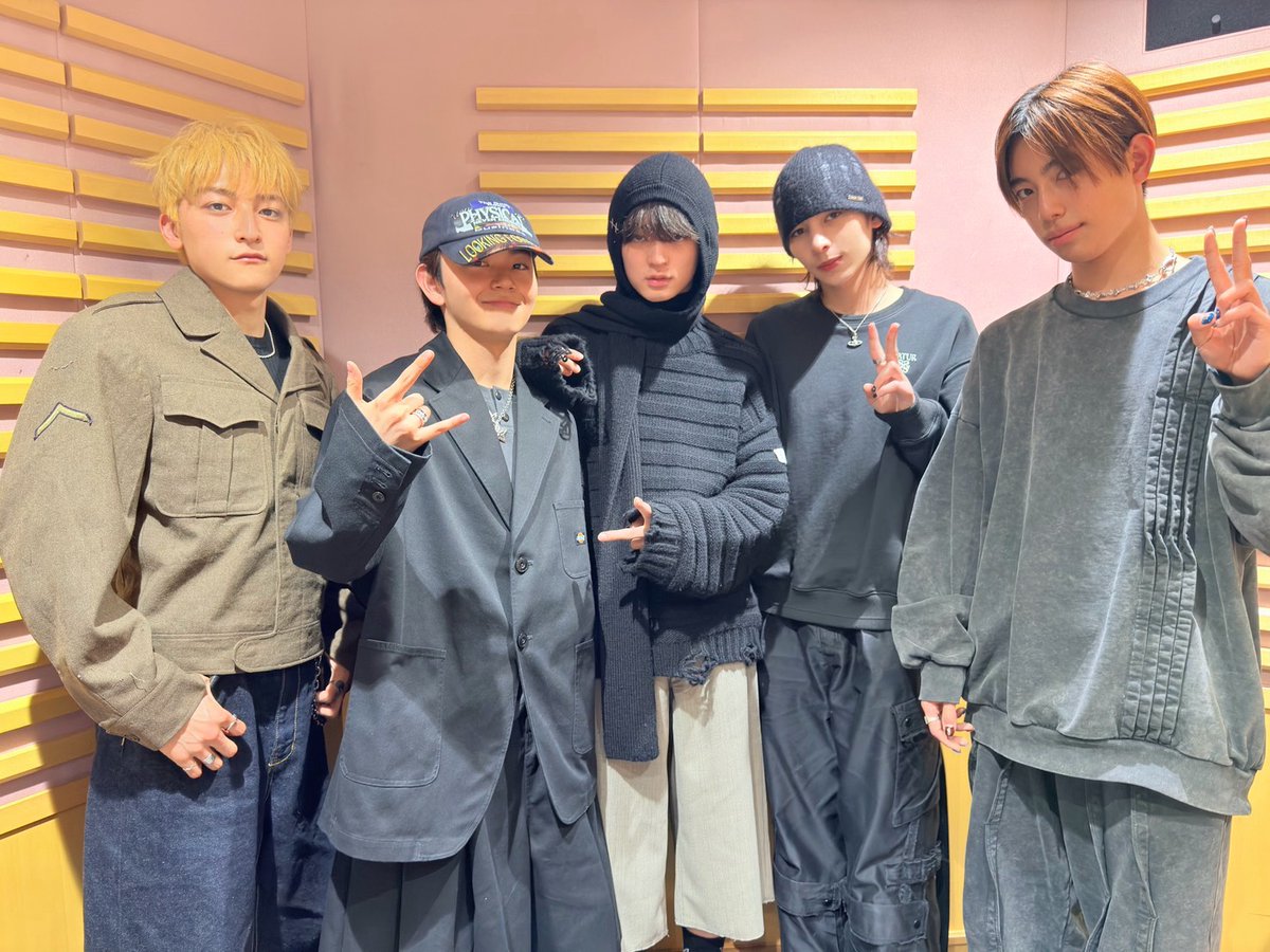 STARGLOW_ANNX's tweet photo. 【📻️タイムフリーは本日25時まで】

メンバー全員でお送りした
『#STARGLOW の
オールナイトニッポンX』は
きょう深夜1時まで聴くことができます💫

最後までお聴き逃しなく！

📻radiko
https://t.co/DUVd78h64U

🎧#ANNJAM
https://t.co/6sPO1Hkdfx

#STARGLOWANNX https://t.co/440Qt9Ica7