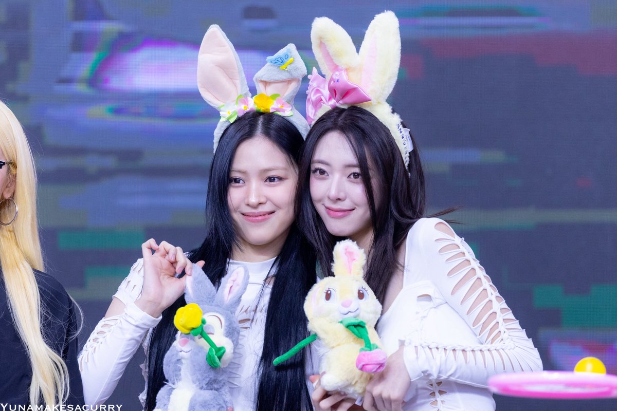 yunamakesacurry's tweet photo. 251123 Makestar Fansign
#유나 #YUNA #있지 #ITZY https://t.co/Mg54SI6P1V