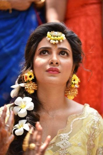 ThreadsWerindia's tweet image. 🌿✨ Haldi glam—5 chic hairstyle ideas for brides. 👉 Explore here: buff.ly/ciXWv53

#BrideToBe #WeddingBuzz #Threads #WeRIndia